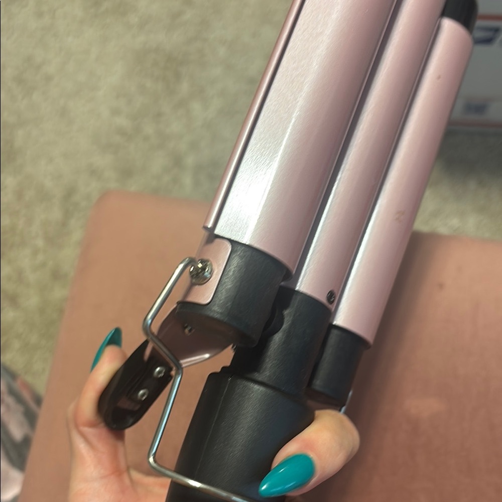 Pink and Black Hair Styling Tool - Picture 5 of 5